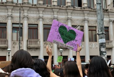 Esta fecha no es una celebración y no se debe felicitar, regalar flores o chocolates, ya que se trata de una lucha y no una fiesta. UNSPLASH/Andrea Chacon