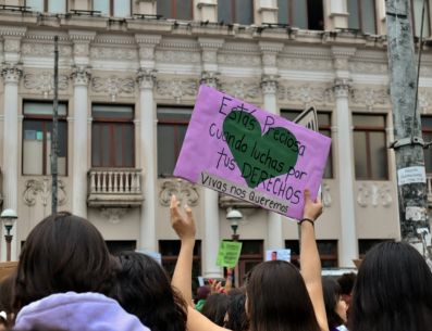 Esta fecha no es una celebración y no se debe felicitar, regalar flores o chocolates, ya que se trata de una lucha y no una fiesta. UNSPLASH/Andrea Chacon