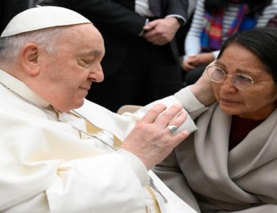 Las mujeres "tienen una inteligencia y corazón que ama y une (...) poniendo humanidad donde al ser humano le cuesta encontrarse a sí mismo", dijo el pontífice. Instagram/@franciscus