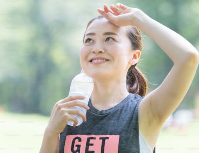 Es recomendable llevar contigo una botella de agua, de la cual puedas estar bebiendo constantemente para evitar que la temperatura del cuerpo suba, este es el principal motivo de las insolaciones. UNSPLASH/Getty Images