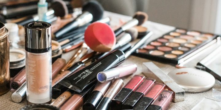 El maquillaje es tu mejor complemento para lucir increíbles outfits. UNSPLASH/Jessica Johnston