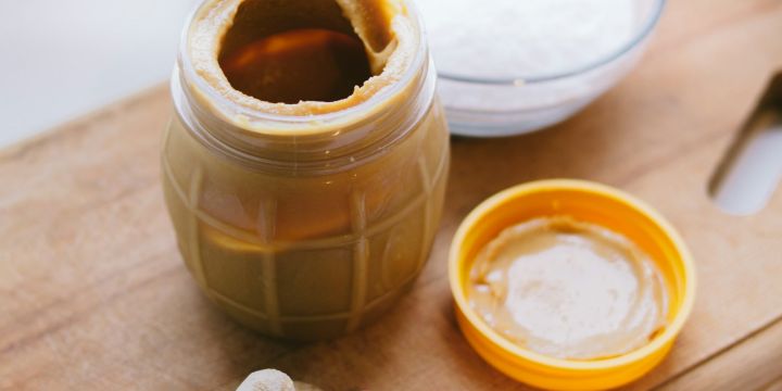 Aunque la mantequilla de maní es valiosa, es esencial consumirla con moderación y dentro de un plan nutricional equilibrado. UNSPLASH/Olga Nayda