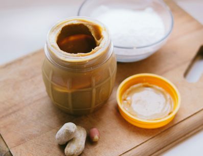 Aunque la mantequilla de maní es valiosa, es esencial consumirla con moderación y dentro de un plan nutricional equilibrado. UNSPLASH/Olga Nayda