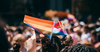 ¡Aparta la fecha y asiste a esta Marcha por los derechos LGBT+! UNSPLASH/Mark Boss