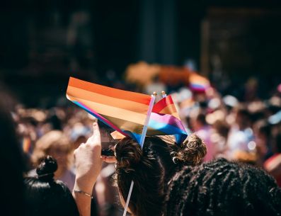 ¡Aparta la fecha y asiste a esta Marcha por los derechos LGBT+! UNSPLASH/Mark Boss