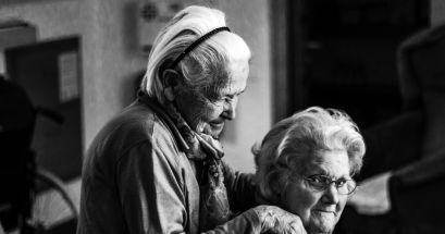 Las mujeres dedican 37,9 horas y los hombres 25,6 horas semanales a dichas tareas, según datos del Inegi. UNSPLASH/eberhardgross