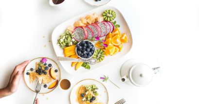 La mayoría de las personas pueden comer refrigerios pequeños justo antes del ejercicio y durante este. La clave es cómo te sientes. UNSPLASH/Brooke Lark