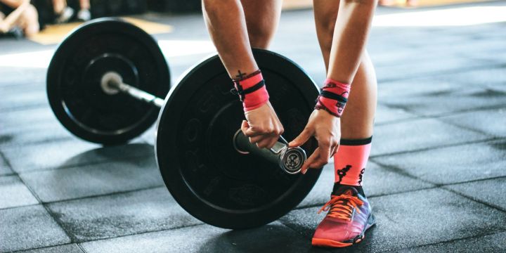 El uso de pesas para ganar masa muscular se caracteriza por ser una práctica que tiene como objetivo el control absoluto del cuerpo mediante ejercicios de peso corporal y diversos tipos de barras y soportes. UNSPLASH/Victor Freitas