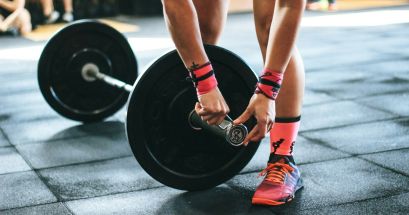 El uso de pesas para ganar masa muscular se caracteriza por ser una práctica que tiene como objetivo el control absoluto del cuerpo mediante ejercicios de peso corporal y diversos tipos de barras y soportes. UNSPLASH/Victor Freitas