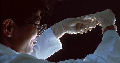 Eliminar el VIH de las células significa un hito dentro de los estudios entorno de la enfermedad, debido a que el virus tiene la capacidad de integrar su genoma en el ADN de la o el enfermo de forma tan efectiva, que ha dificultado hallar una potencial terapia para combatir sus efectos. UNSPLASH/nci