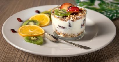 El yogur es una excelente fuente de probióticos, que pueden beneficiar la salud intestinal y, por extensión, la salud mental. UNSPLASH/Daniel Cabriles