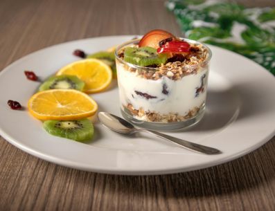 El yogur es una excelente fuente de probióticos, que pueden beneficiar la salud intestinal y, por extensión, la salud mental. UNSPLASH/Daniel Cabriles