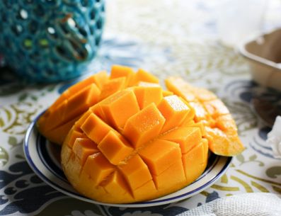 Las propiedades antioxidantes del mango ayudan a proteger la piel del daño causado por los radicales libres, retrasando así el proceso de envejecimiento. UNSPLASH/Desirae Hayes-Vitor