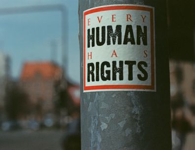 La directora de la ACI Participa, Edme Castro, expresó su preocupación por las agresiones y ataques que sufren los defensores de derechos humanos y la violación de esos derechos en el país. UNSPLASH/markus spiske