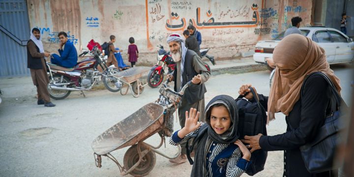 Las mujeres en Afganistán ya no tendrán acceso a la escolaridad a partir de los 10 años “hasta nuevo aviso”. UNSPLASH/Wanman uthmaniyyah