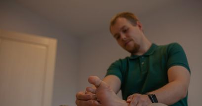 El dolor de talón normalmente desaparece por sí solo con cuidados en casa, por lo que si el dolor persiste te aconsejamos acudir al médico. UNSPLASH/Alina Prokudina