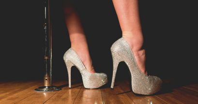 No dudes en consultar a un médico si tienes problemas en tus pies o piernas a causa del uso excesivo de los tacones. UNSPLASH/Eric Nopanen