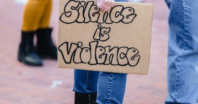 Las víctimas mujeres de lesiones dolosas, de secuestro, de corrupción de menores, violencia familiar, violencia de género y violación aumentaron en marzo con respecto a febrero. UNSPLASH/Jason Leung