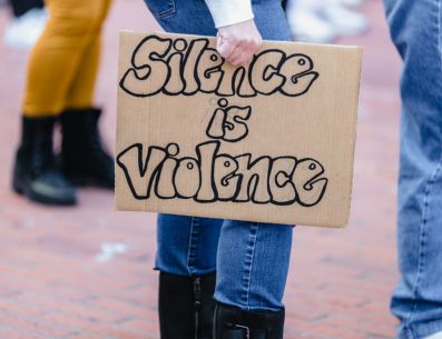 Las víctimas mujeres de lesiones dolosas, de secuestro, de corrupción de menores, violencia familiar, violencia de género y violación aumentaron en marzo con respecto a febrero. UNSPLASH/Jason Leung