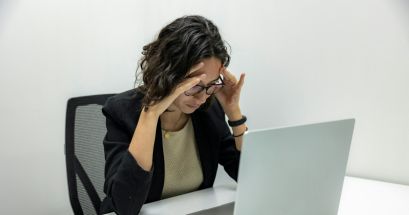 Aunque estos remedios pueden eliminar el dolor de cabeza, no dudes en consultar al médico como primera opción o si el dolor no desaparece. UNSPLASH/Resume Genius